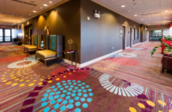 代託納賽道機場歡朋酒店