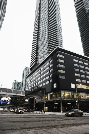 Le Germain Hotel Maple Leaf Square Отели рядом с достопримечательностью «CMU College of Makeup Art & Design»