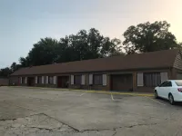 Budget Host Village Inn - parking