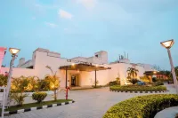 Bel-La Monde Hotel NH8 at 6km from IGI Airport Delhi Hotell i Rangpuri