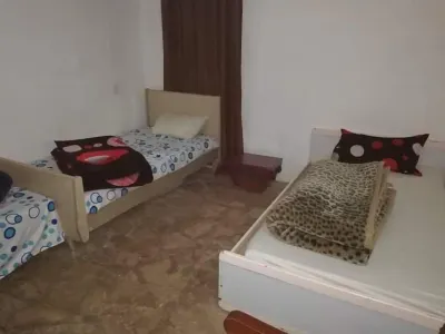 Trajan Guest House - Hostel Hotels in 