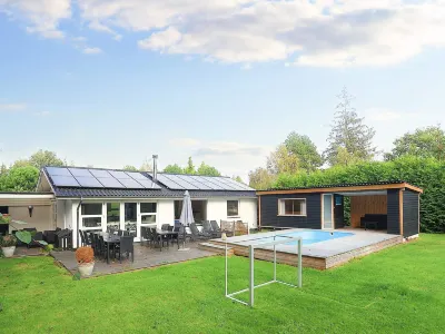 10 Person Holiday Home in Vaeggerlose