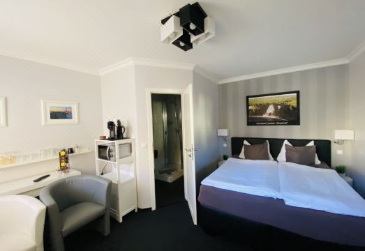 펜지온 & 페리엔보눙엔 슈나이데라이트