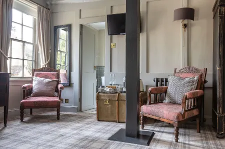 The Running Horses Отели в г. Доркинг