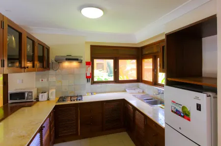 Luxury Private Villas in Diani Beach, Mombasa Kenya Отели рядом с достопримечательностью «Chillspot Nirvana backpackers and bar and grill»