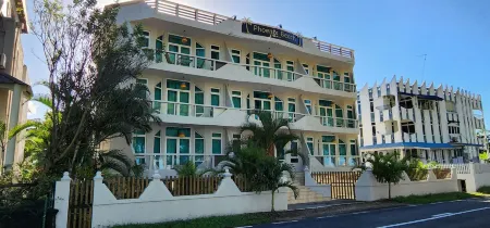 Phoenix Beach Apartments Sea View Отели в г. Флик ан Флак