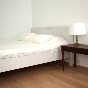 Almost White, Near Train, Metro N7688