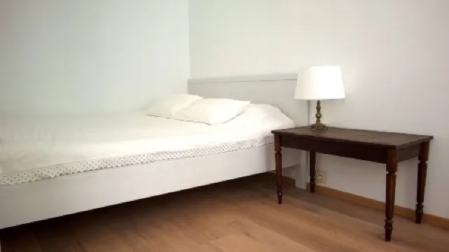 幾乎白色，靠近火車，地鐵N7688