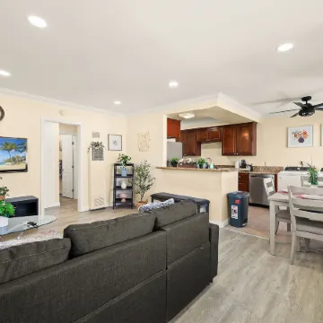 Sunny & Cheerful Near I-10 ~ Queen Beds ~ Parking