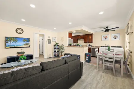 Sunny & Cheerful Near I-10 ~ Queen Beds ~ Parking