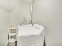 New Furnished 2Bd Apt Great for Long Stays Hotels in Vineyard