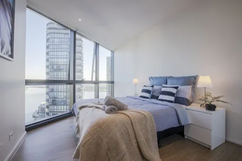 Docklands High Level 1 Bedroom Apartment with Pool by KozyGuru - Homestays