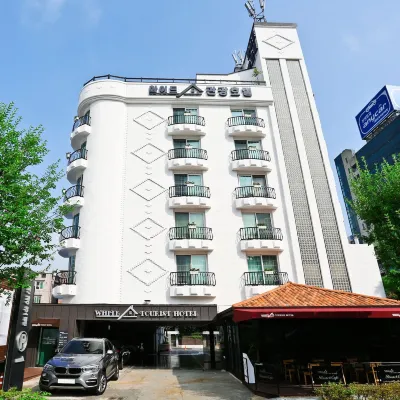 White Tourist Hotel Hotels near Jogyeongdan