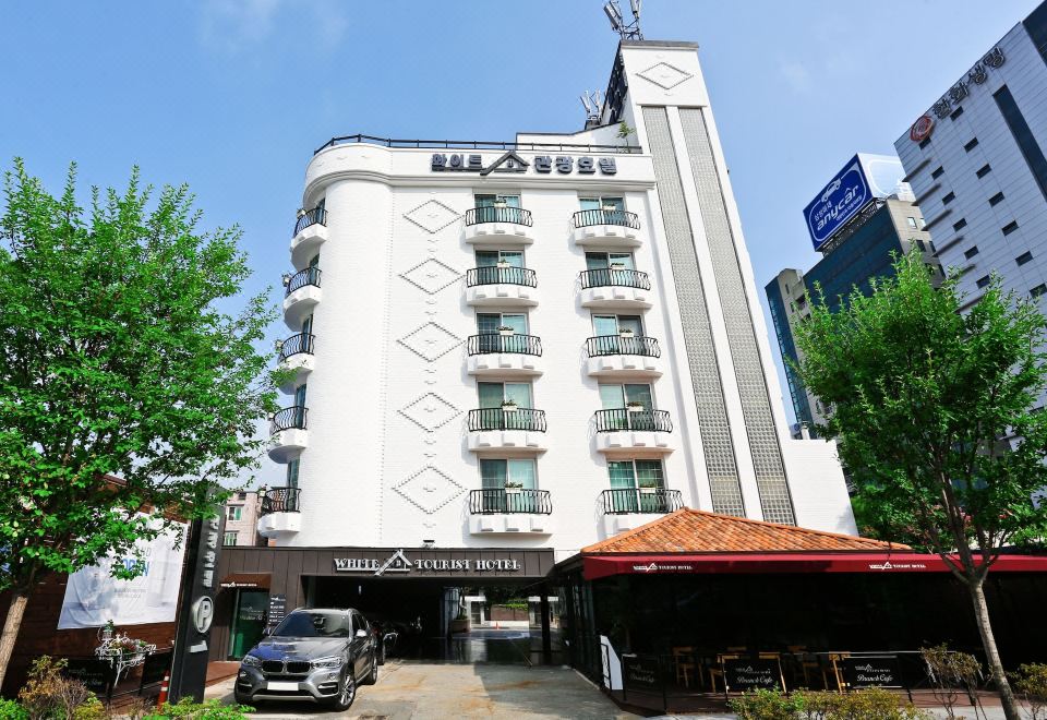 White Tourist Hotel - Housity