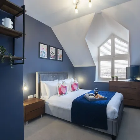 Elliot Oliver - Loft Style 2 Bedroom Apartment with Parking in the Docks