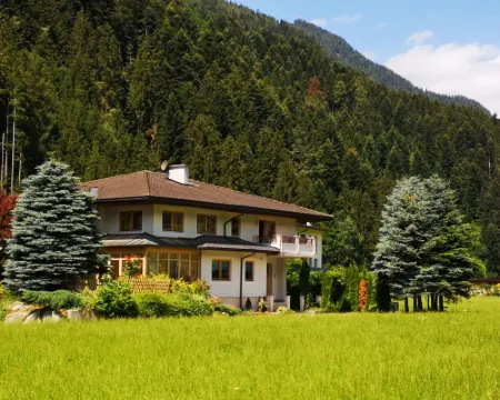 Ferienhof Kampfl Hotels in Fugen