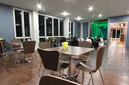 Trendy Hotel Отели рядом с достопримечательностью «Computer Center Silapakorn University»