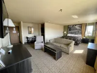 Super 8 by Wyndham Macon - Motels