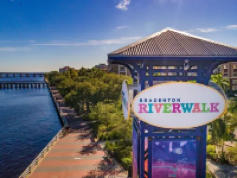 ハンプトン イン & スイーツ ブレーデントン ダウンタウン ヒストリック ディストリクト ブレーデントンのホテル