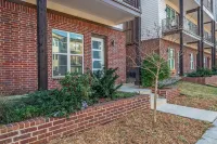 Luxury Downtown Townhouse w/ Game Room and Gated Lot 鄰近GED Testing Service的酒店