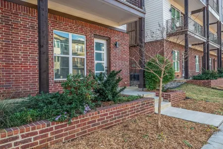 Luxury Downtown Townhouse w/ Game Room and Gated Lot Отели рядом с достопримечательностью «Тайлер Роуз Гарден»