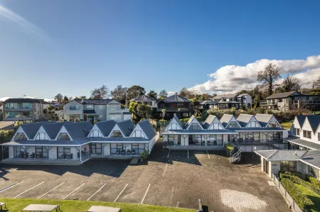 Gables Lakefront Motel