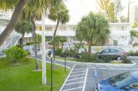Collins Hotel - parking