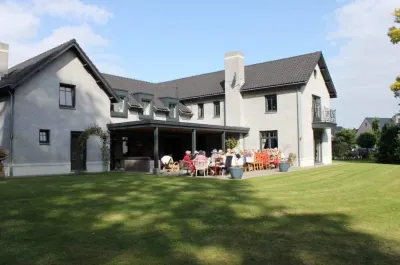 B&B 모이 아헐 Uitkijktoren 주변 호텔