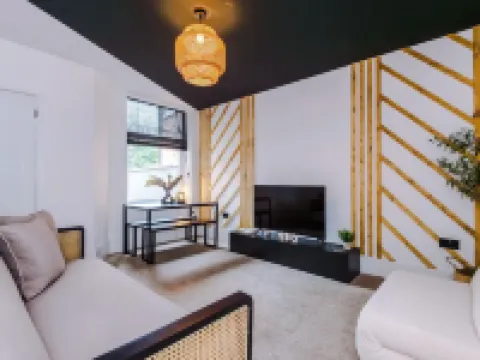 Modern & Chic Four Bedroom Home Hotels in Eccles