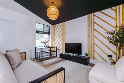 Modern & Chic Four Bedroom Home Hotels in Eccles