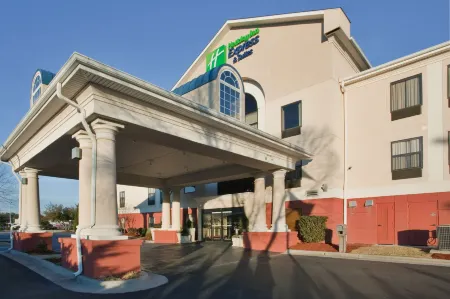Holiday Inn Express & Suites Laurinburg by IHG Отели в г. Стюартсвилл