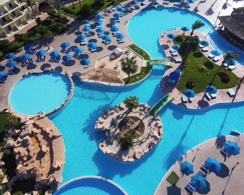 Amwaj Oyoun Resort & Casino Hotels near La Strada Mall