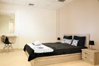 GK Airport Suites - Free Shuttle by GK Properties - balcony
