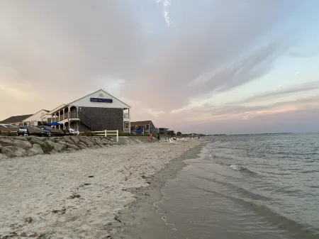 Escape To Cape - Fully Renovated 2 Bedroom House, Close To Main Street And Beach Отели в г. Барнстейбл