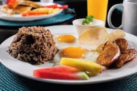El Faro Containers Beach Hotel - sarapan
