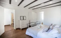 Tinel Longo, Holiday Home for up to 8, City Center, BBQ, Terrace Hotels in 