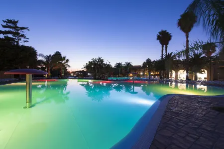 Sporting Club Village Отели рядом с достопримечательностью «The Righteous of Sicily»