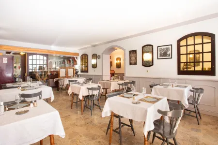 Logis Hotels - Hôtel le Boulevard Отели в г. Ле-Марти