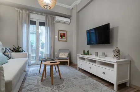 Absolute Athens Apartments Отели рядом с достопримечательностью «Национальный Музей Современного Искусства»