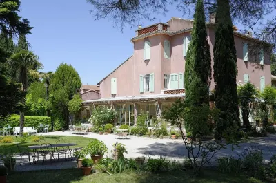 Le Domaine de Saint Veran Hotels near Synagogue de Cavaillon