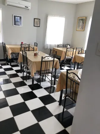 Coningsby Inn Отели рядом с достопримечательностью «The Belize Sign Monument»