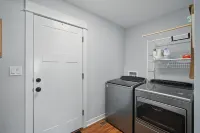 Covered Bridge Haven - 3-bedroom house with themed rooms in Winterset