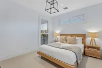 Hamptons Elegance Views Pool & Spa - balcony