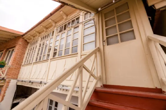 M & L Old Tbilisi Отели рядом с достопримечательностью «Главная прокуратура Грузии»