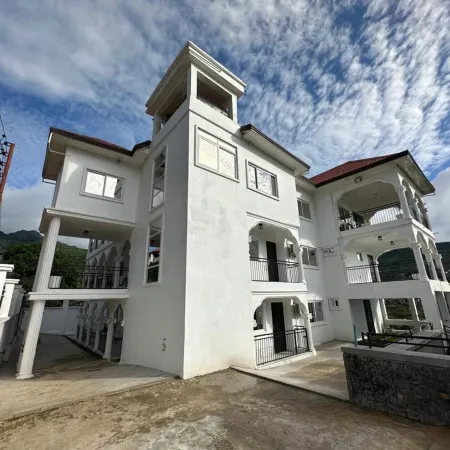 3 Bed Apartment Sleeps 6 - Parking Patio Wifi