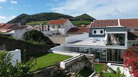 My Angra Charming House Отели в г. Ангра-ду-Эроижму