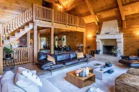 Le Chalet: Modern Design, Mountain views, Chef's Kitchen, Sauna & Hot Tub