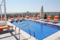 Sky Roof Hotel - С бассейном