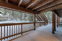 Cherry Hills Spacious Tahoe Cabin With Deck, Fireplace & Open Interiors