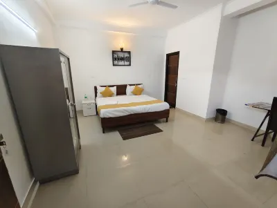 Hotel Dream Palace Hotels near Sector 41 D Block Park